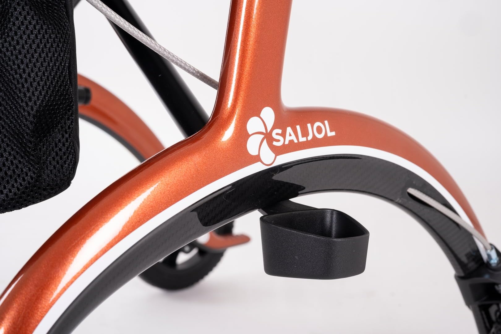 saljol-carbon-rollator-mit-sitz-vollausstattung-5-6-kg-kupfer-sitzh-he-62-cm image 4