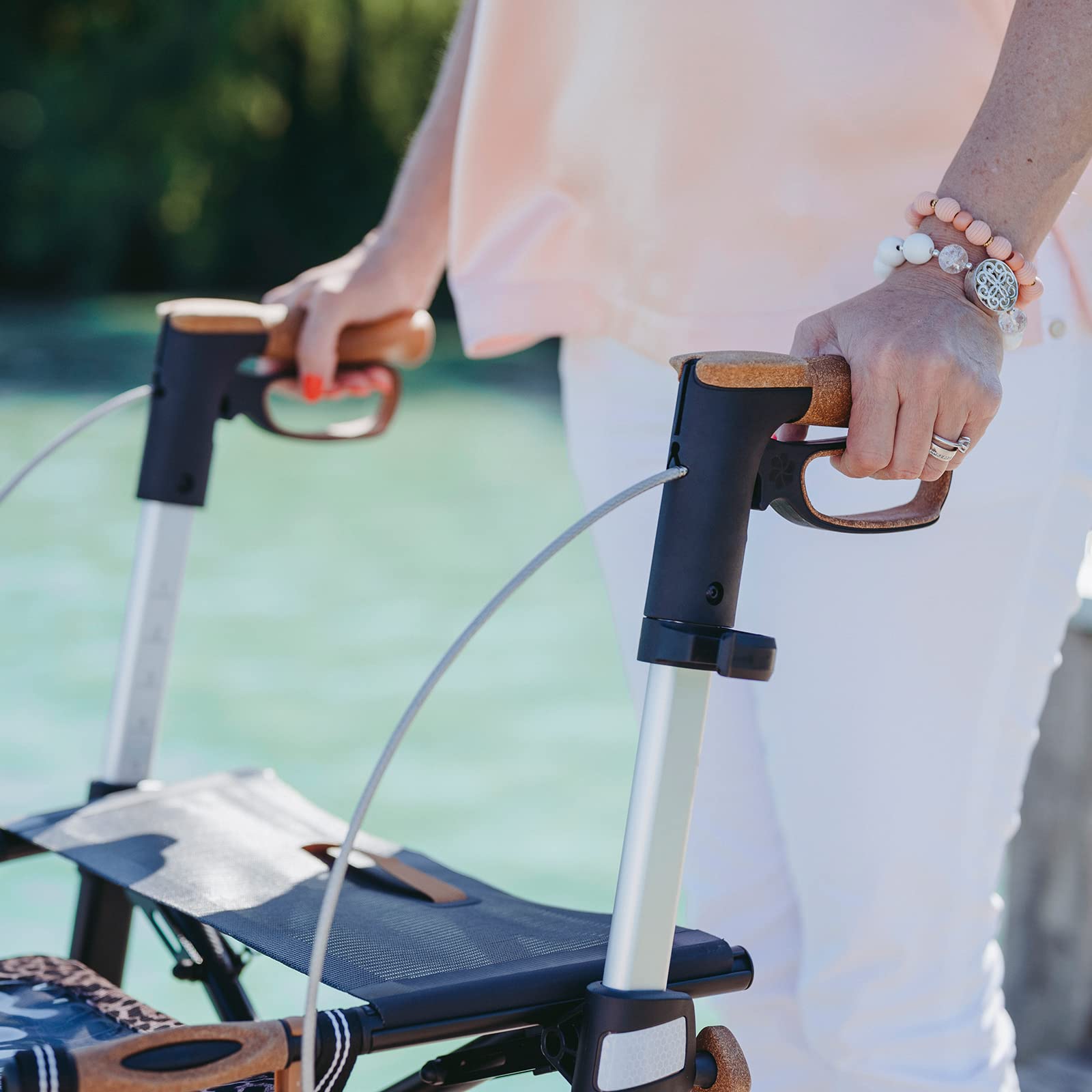 saljol-carbon-rollator-mit-sitz-vollausstattung-5-6-kg-kupfer-sitzh-he-62-cm image 5